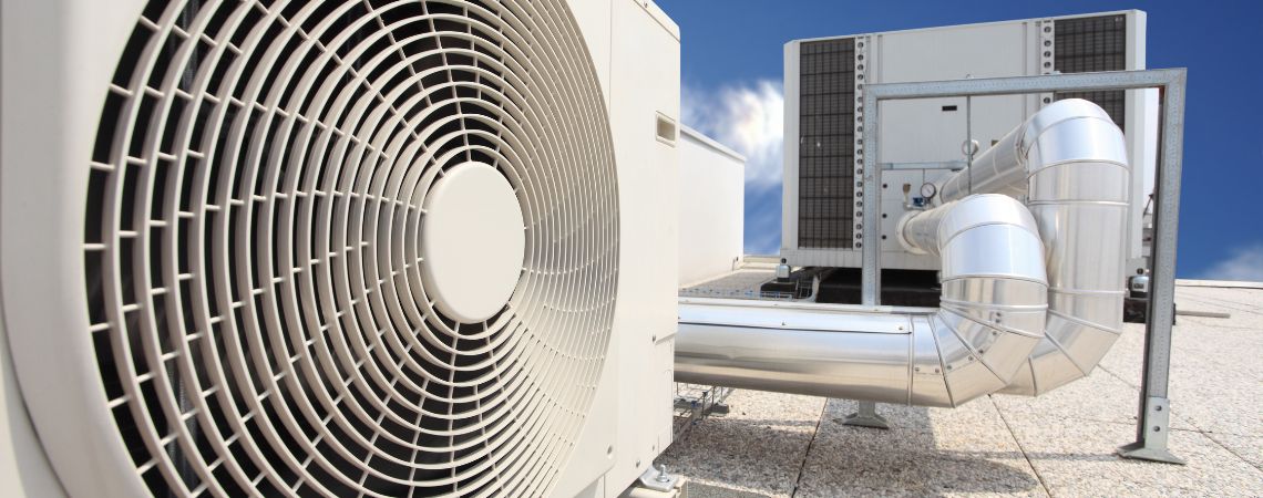 Instalación de sistemas de aire acondicionado para un ambiente confortable.